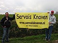 Dwars door Vlaanderen<br />24 maart 2004<br />Kim en Dries met het spandoek op de Eikenberg<br />Foto: Evert de Moor
